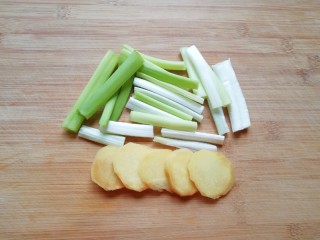 3、冬日暖心菜  香菇鸡汤面,准备好葱姜。