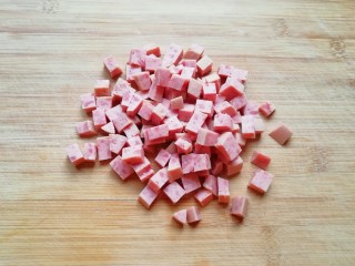 5、冬日暖心菜  香菇鸡汤面,火腿肠切成小丁。