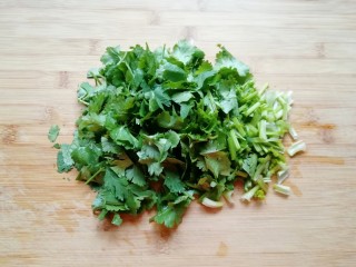 6、冬日暖心菜  香菇鸡汤面,香菜洗干净切碎。