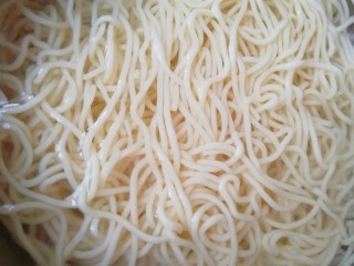 9、冬日暖心菜  香菇鸡汤面,面条煮熟过凉水，捞出控一下水分备用。