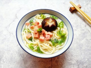 13、冬日暖心菜  香菇鸡汤面,家里人都喜欢吃。