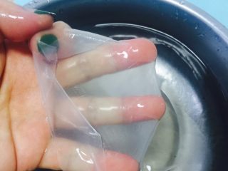 3、????鱼籽酱春卷????,先把春饼皮 放入凉水盆中 泡一分钟