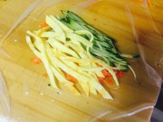 6、????鱼籽酱春卷????,放????和鸡蛋丝