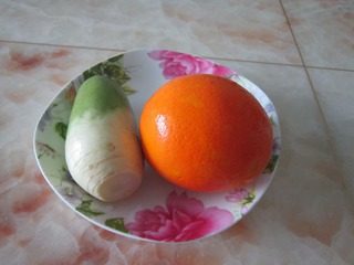 1、凉拌橙皮青萝卜丝,食材：新鲜橙子皮 青萝卜 盐 大蒜 白糖 醋 胡椒粉 辣椒油