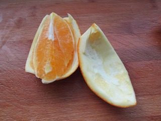 2、凉拌橙皮青萝卜丝,橙子剥掉外皮