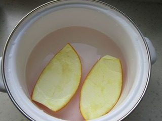 3、凉拌橙皮青萝卜丝,把橙子皮去掉白色的内膜，用凉盐水泡一会洗净挤掉水分