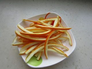 4、凉拌橙皮青萝卜丝,切丝