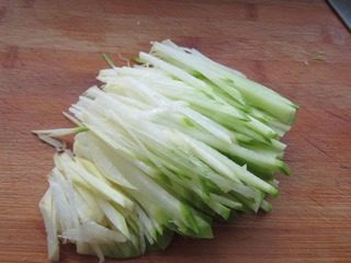 5、凉拌橙皮青萝卜丝,把青萝卜洗净切丝