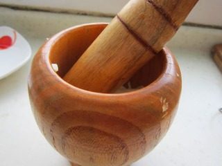 6、凉拌橙皮青萝卜丝,大蒜去皮用捣蒜器捣成泥