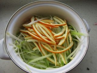 7、凉拌橙皮青萝卜丝,把青萝卜橙子皮丝装在碗里拌均匀