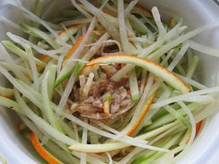 10、凉拌橙皮青萝卜丝,把拌好的汁倒在青罗卜丝上拌均匀