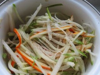 11、凉拌橙皮青萝卜丝,撒上胡椒粉