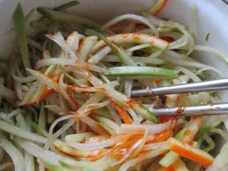 12、凉拌橙皮青萝卜丝,倒几点辣椒油拌均匀就好了