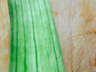 2、清炒丝瓜,去皮