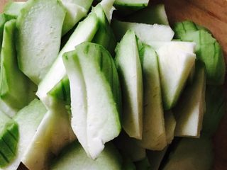 3、清炒丝瓜,切滚刀块