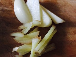 4、清炒丝瓜,姜切丝、蒜切片