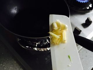 5、清炒丝瓜,油锅烧热放入姜蒜爆香