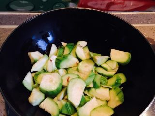 6、清炒丝瓜,放入丝瓜翻炒均匀