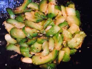 7、清炒丝瓜,撒入盐、辣椒碎翻炒均匀