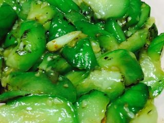 8、清炒丝瓜,勾芡出锅码盘