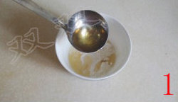 1、葱油饼,面粉中放入少许盐，加入葱油，搅匀备用