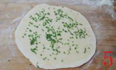 5、葱油饼,撒上香葱碎