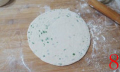8、葱油饼,将饼再次擀圆，擀薄