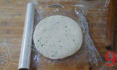 9、葱油饼,找一个小案板或者硬板，能放入冰箱冷冻室的那种，先铺上保鲜膜，然后放一个饼，将保鲜膜折叠回来，再次放一张饼，依次放完，将保鲜膜两端压紧，防止进空气