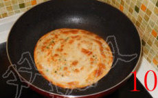 10、葱油饼,锅子烧热，放油，将葱油饼放入，中火，煎至表面金黄色即可