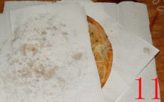 11、葱油饼,将饼取出，用厨房纸吸油，拍松，揪成小块即可