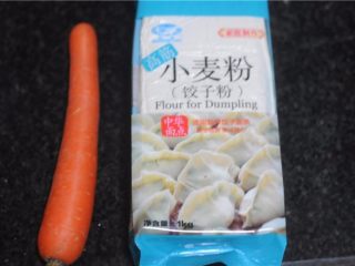 1、拯救夏天没胃口——酸豆角胡萝卜面,胡萝卜和小麦粉准备好