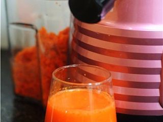 2、拯救夏天没胃口——酸豆角胡萝卜面,胡萝卜清洗干净，切片，放入原汁机榨汁，取135毫升胡萝卜汁备用