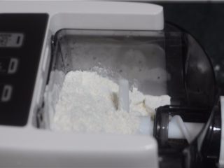 3、拯救夏天没胃口——酸豆角胡萝卜面,用面条机附带的量杯舀一平杯面粉倒进面条机里