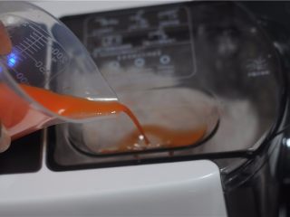 5、拯救夏天没胃口——酸豆角胡萝卜面,胡萝卜汁倒进上盖，慢慢流进面条机里