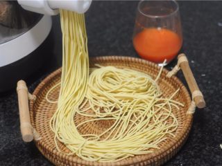 6、拯救夏天没胃口——酸豆角胡萝卜面,几分钟后，面粉揉好了，面条自动出来，揪成自己喜欢的长度备用