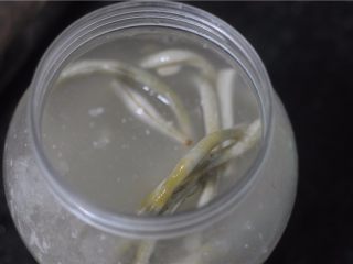 7、拯救夏天没胃口——酸豆角胡萝卜面,泡豆角取出来，切段，肉片切好