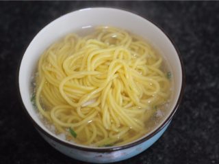 11、拯救夏天没胃口——酸豆角胡萝卜面,捞出来，放入深碗里