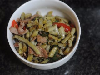 8、拯救夏天没胃口——酸豆角胡萝卜面,加点辣椒炒熟做成配面条的哨子