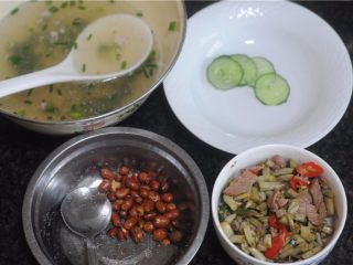 9、拯救夏天没胃口——酸豆角胡萝卜面,鸡汤加点葱花、盐，煮开、黄瓜切片，花生米炒好