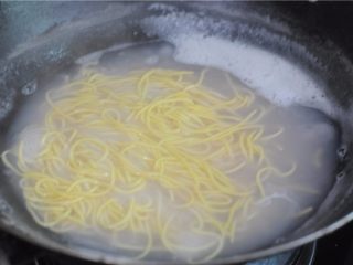 10、拯救夏天没胃口——酸豆角胡萝卜面,烧开一锅水，将面条放进去煮熟