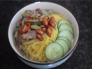 12、拯救夏天没胃口——酸豆角胡萝卜面,舀入两大勺鸡汤，将配菜摆放在上面即可