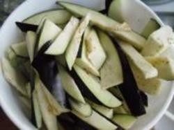 1、鱼香茄子,1.将茄子切成长条。