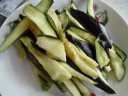 2、鱼香茄子,2.撒上适量盐，腌制十分钟。