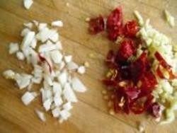 3、鱼香茄子,3.将蒜瓣和红椒、姜，切成末。