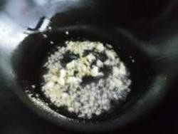 4、鱼香茄子,4.锅底放油，将姜末和蒜末爆香。