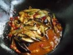 7、鱼香茄子,7.将调好的汁倒入茄子中，改小火，翻炒两分钟即可。出锅时淋上少许香油。