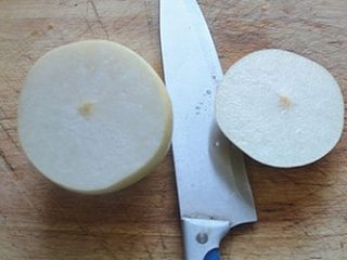 2、冰糖雪梨炖燕窝,在雪梨的顶部横切一刀，一个当碗一个当盖