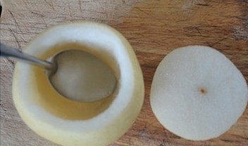 3、冰糖雪梨炖燕窝,用勺子把“碗”中间的肉挖掉