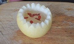 5、冰糖雪梨炖燕窝,在“碗”中放入燕窝、冰糖和枸杞，加适量的水