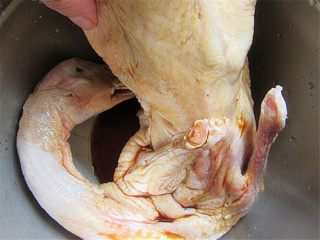 3、家庭自制脆皮蜜汁烤鸭,用一个大点的盆，放入鸭子，用料酒、酱油将鸭子全身擦个遍